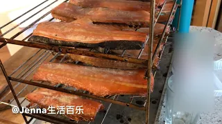 家庭自制熏三文鱼。Smoked salmon.