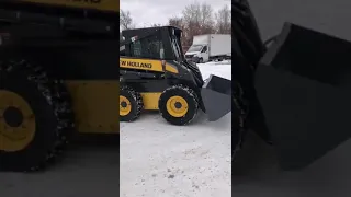 Видео мини-погрузчик ковшовый New Holland LS180B Нью Холланд дизельный, 1тн, для уборки снега bobcat