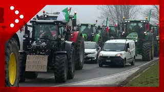 Corteo di trattori al casello di Melegnano