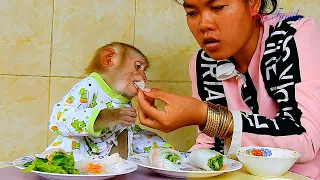 Very sweet Liza & mom during meal time, Liza obedient mom support food to her