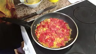 Яичница по-бакински , с помидорами .