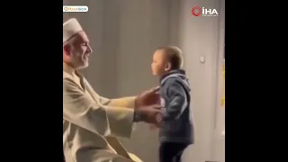 Heartwarming: Child's Playful Encounter with Imam
