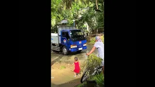 Kid dancing on vehicle 🚗 horn #dance #funnydance #babydance