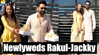 New Hubby-Wifey Rakul Preet & Jackky Bhagnani distribute sweets to paps after their lavish wedding