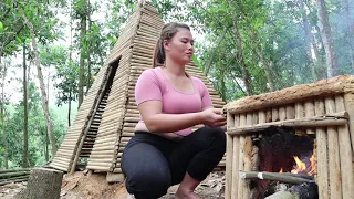 LIVING OFF GRID - Shelter Alone, Challenges Survival Alone in the Rainforest, Cook Delicious skewers