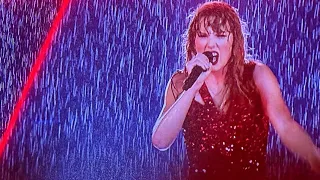 You WON'T BELIEVE How Taylor Swift Handled Nashville's Rain! 🌧️⚡