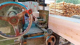 The process of sawing mahogany wood for board materials...