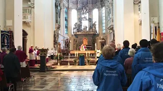 Bischöflicher Segen mit der Schwarzen Madonna von Altötting im Dom zu Passau