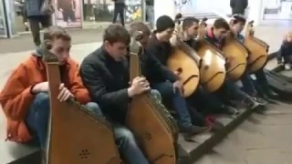 Вуличні бандуристи у Київському метро