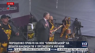 Під «Олімпійським» на сцені Порошенко пританцьовував під рок-музику