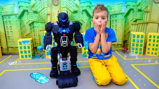 Vlad und Niki spielen mit Bat-Tech BatBot Kinderspielzeug und retten die Stadt