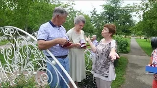 В Ревде семьи с пятидесятилетнем супружеским стажем целовались в парке