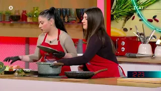 Μαρίνα και Δημητριάνα μαγειρεύουν σολομό και παράλληλα παραδίδουν μαθήματα κυπριακών