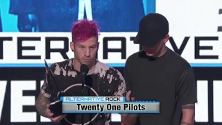 Twenty One Pilots accepting their Award at the 2016 Amas