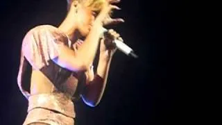 Rihanna live "Fire Bomb"