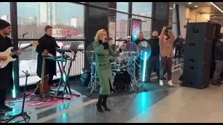 Полина Гагарина дала концерт в метрополитене 🎤