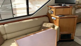 Bayliner 3988 Salon and lower helm