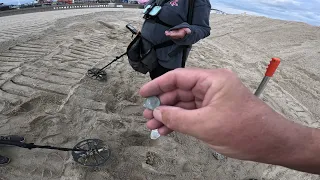 Crazy Beach Metal Detecting, Silver Coins Everywhere!!