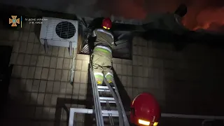 Столичні вогнеборці ліквідували пожежу в складській будівлі