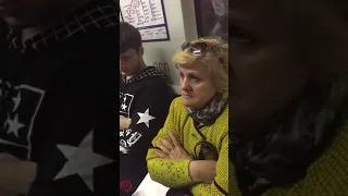 Наглая бабка в метро не уступила место девочке и нанесла ей физический ущерб