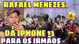 QUE TUDOO!🔥 RAFAEL MENEZES REALIZA SONHOS DE SEUS IRMÃOS DANDO UM IPHONE PARA CADA UM DELES 😱😱😍