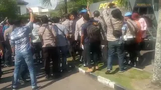 Aksi Heroik seorang Intel TNI yg menyelamatkan Mahasiswa yg di seret dan di pukuli polisi