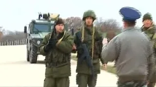 Ukrainians confront Russian troops at Crimean bases