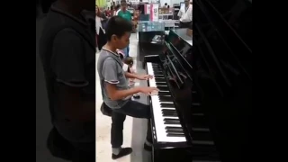 Niño mexicano toca piano en Liverpool y le ponen de fondo reguetón