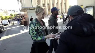 Sophie Turner signing autographs in Paris
