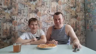 Мясная пицца из магазина ЧИЖИК за 150 рублей.