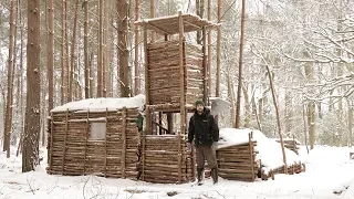 Bushcraft Camp in the Snow - Fire, Shelter, Axe, Cooking Fish