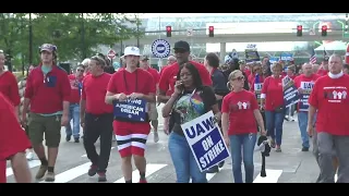 UAW members march before rally of unity with political heavyweights in tow