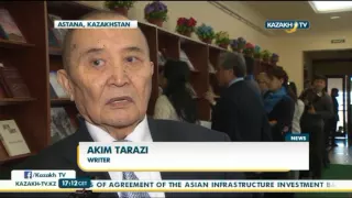 Писатель Аким Тарази передал НАБ РК коллекцию своих книг - Kazakh TV