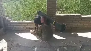 🇺🇦Ukrainian serviceman firing with FGM 148 Javelin from a Balcony on 🇷🇺Russian MBT