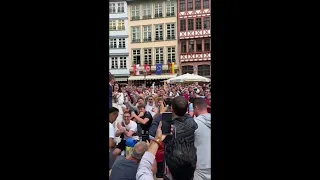 Newlyweds Elated as Sports Fans Photobomb Wedding Photo in Frankfurt