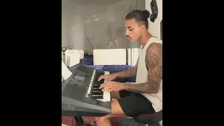 MC Livinho Tocando Piano e Cantando é muito talento