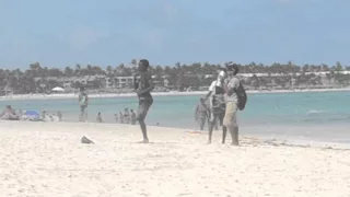 Танец негра на пляже в Punta Cana