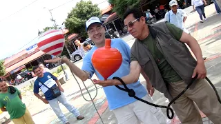 Trompos grandes en Tocaima, Colombia. Big spinning tops in Colombia