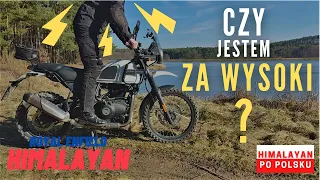 Royal Enfield Himalayan i wysoki motocyklista