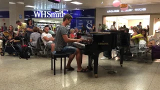 Havaalanında Piyano ile  Karayip Korsanlarını Süper Çalıyor