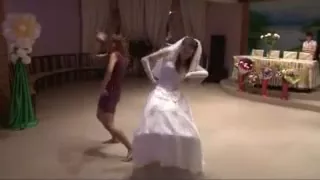 Прикольный танец невесты. Невеста зажигает с сестрой