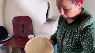 Алтнынай Жорабаева печет хлеб