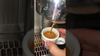 الاشياء السمراء فاتنة دومًا كالقهوة والشوكولا وأحدهم ☕️❤️