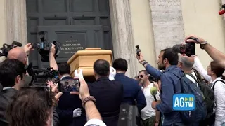 L'arrivo del feretro di Franco Di Mare alla Chiesa degli artisti di Roma