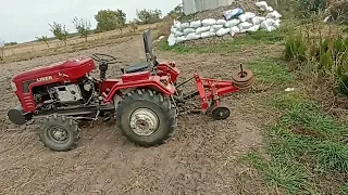 Пружинний довантажувач для плуга в дії. Кусок залізяки, який немов вища сила. Якість оранки в рази