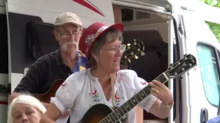 "Ecoute dans le vent" par Evelyne Bailly-Grandvaux et les campeurs