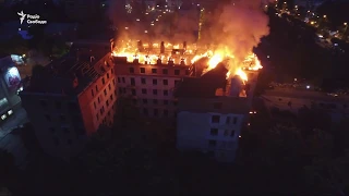 У Кам'янці-Подільському у центрі горів колишній готель – відео з дрону