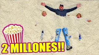 LLENAMOS una CAMA ELÁSTICA con MILLONES de PALOMITAS y salto extremo desde el BALCÓN!!