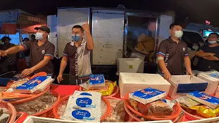 1025-17史上一千標最快賣光的一次 快到又廷哥再拿一盒東波肉優惠一百給有買的 嘉義趙又廷 海鮮拍賣 海鮮叫賣 星期一台南永大夜市 Taiwan seafood auction