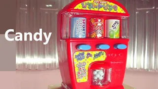 お菓子の自販機　Candy vending machine